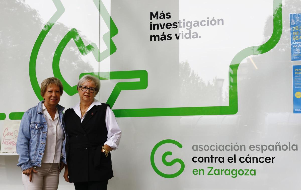 Angelines y María José, el pasado martes, en la sede de la AECC en Zaragoza.