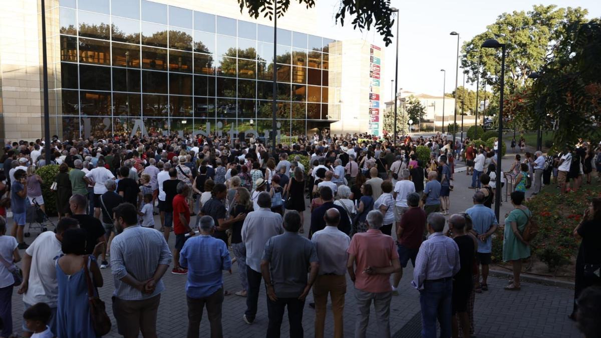 Mil personas se concentraron en julio en las puertas del recinto para rechazar el cambio de nombre