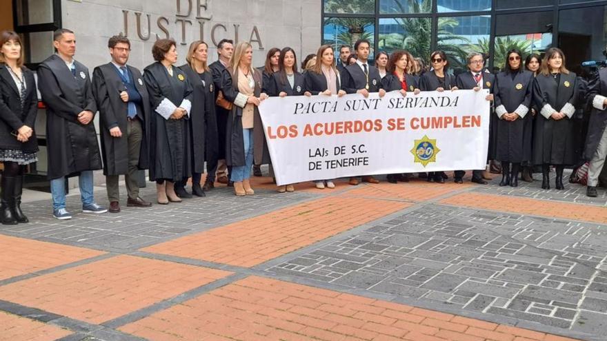 Acto de protesta de los letrados de la Administración de Justicia ante el Palacio de Santa Cruz de Tenerife. | | E.D.