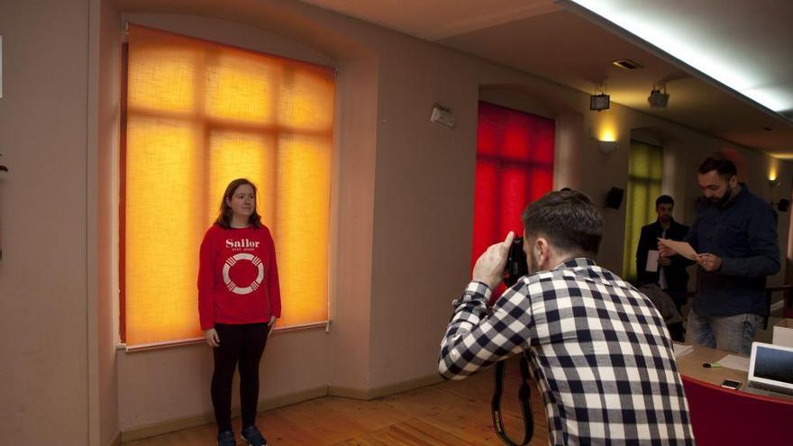 Lara Suárez, realizando el casting, ayer, en la Casa de Cultura de Sama.