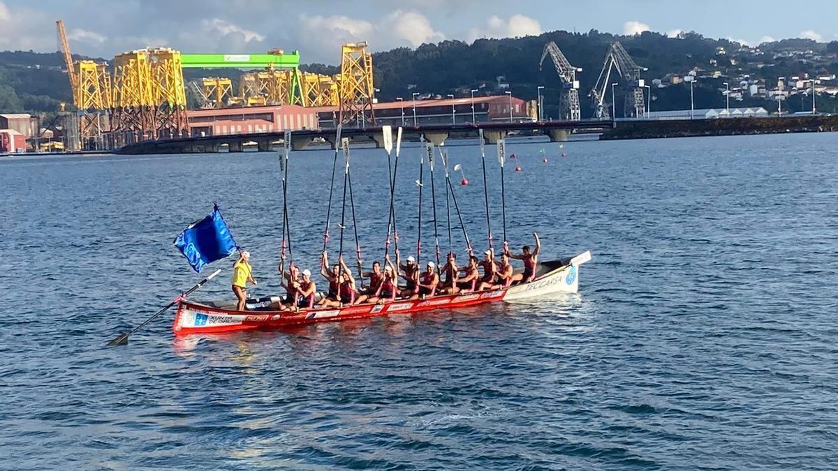 La tripulación de Bueu festeja su victoria en Narón.