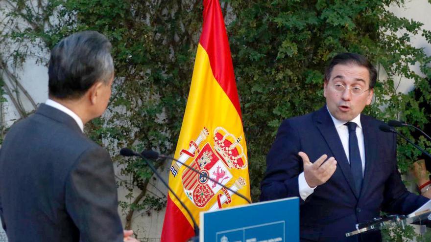 El ministro de Exteriores chino Wang Yi se reúne con José Manuel Albares en el Alcázar de Córdoba