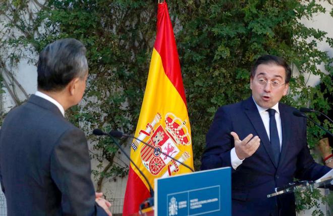 El ministro de Exteriores chino Wang Yi se reúne con José Manuel Albares en el Alcázar de Córdoba