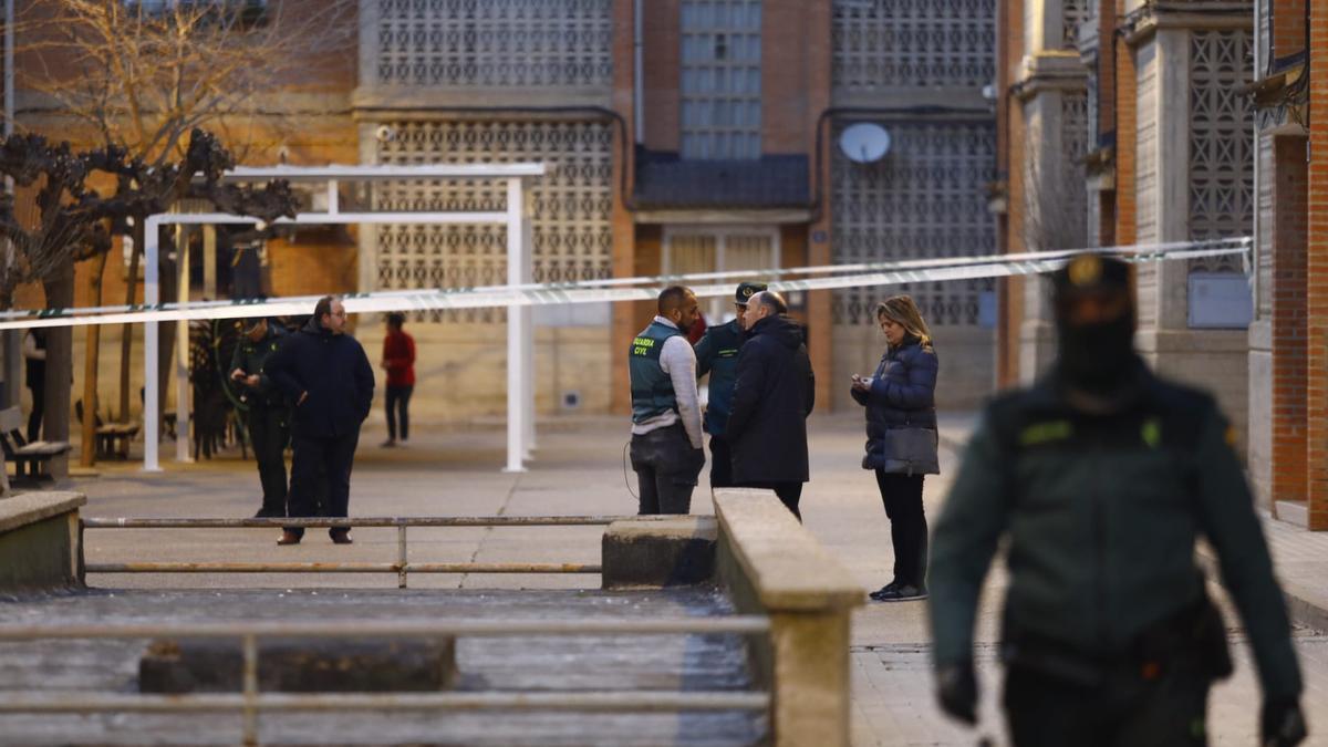 Agentes de la Guardia Civil en el lugar del crimen.