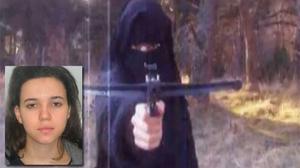 Hayat Boumeddienne, en una foto policial i entrenant-se amb una ballesta.