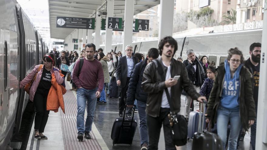 Renfe ofrece 5.500 plazas adicionales entre Alicante y Madrid para el puente
