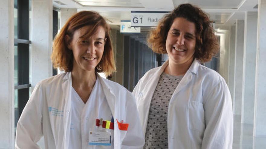Las farmacéuticas Marga Prats y Ana Samper, en el hospital.