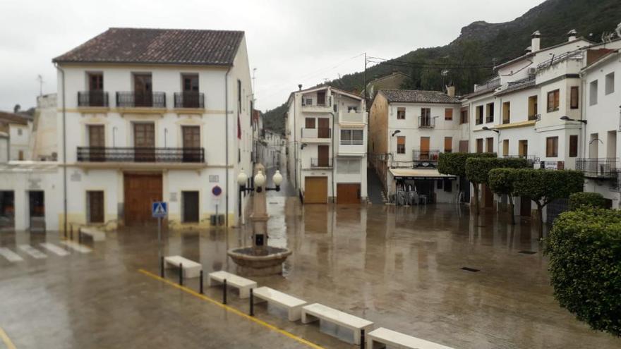 La plaza del Ayuntamiento de Chelva, ayer, sin ningún vecino.