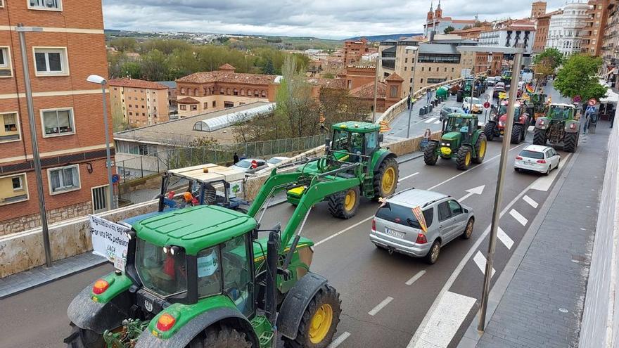 Los tractores entrando ayer a la ciudad de Teruel para reclamar una PAC justa
