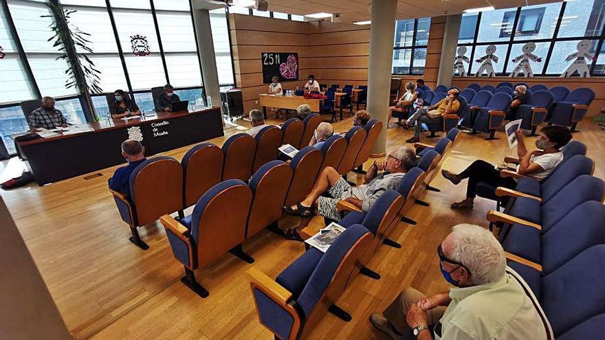 Reunión del comité organizador en el salón de plenos de Moaña .