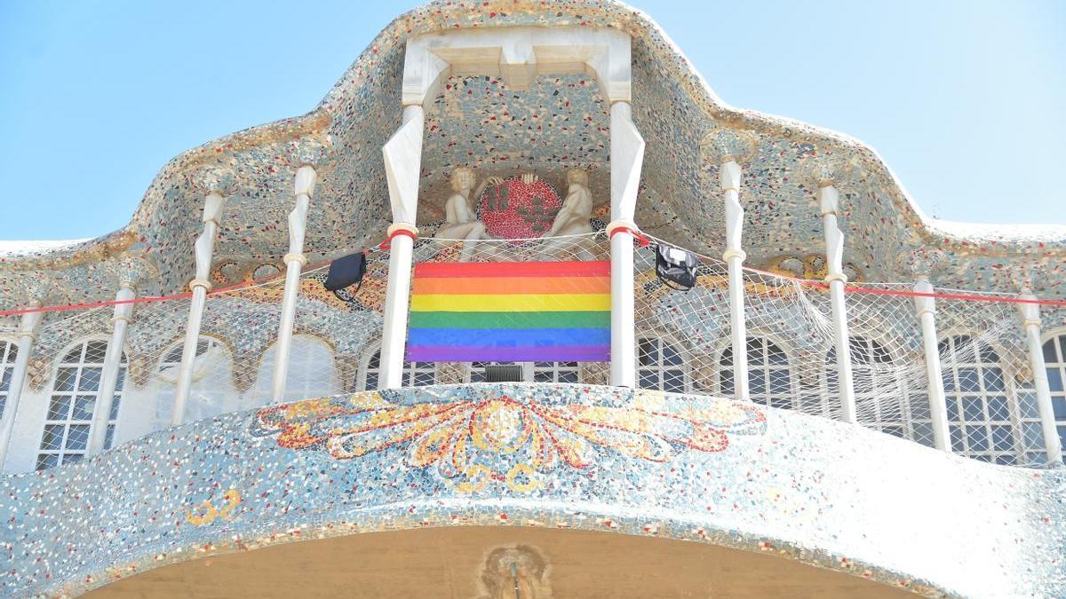 La bandera arcoíris en la Asamblea Regional con motivo del Día Mundial contra la Homofobia.