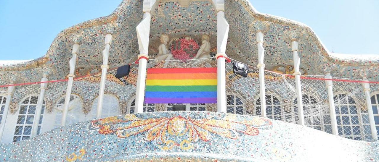 La bandera arcoíris luce hoy en la Asamblea Regional con motivo del Día Mundial contra la LGTBIfobia.
