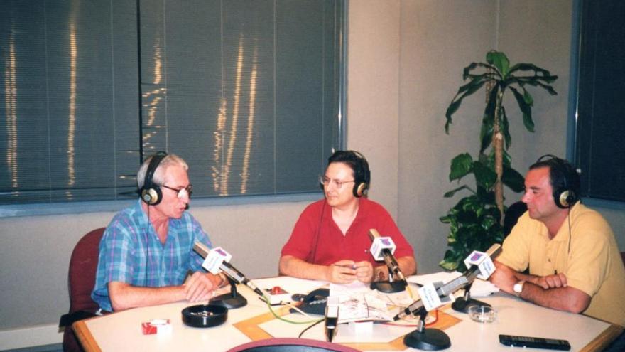 Jesús Sancho, Joaquín Abenza y Antonio Jesús Alcaraz, en la primera ´Alerta OVNI´, en los estudios de Onda Regional de 1991.