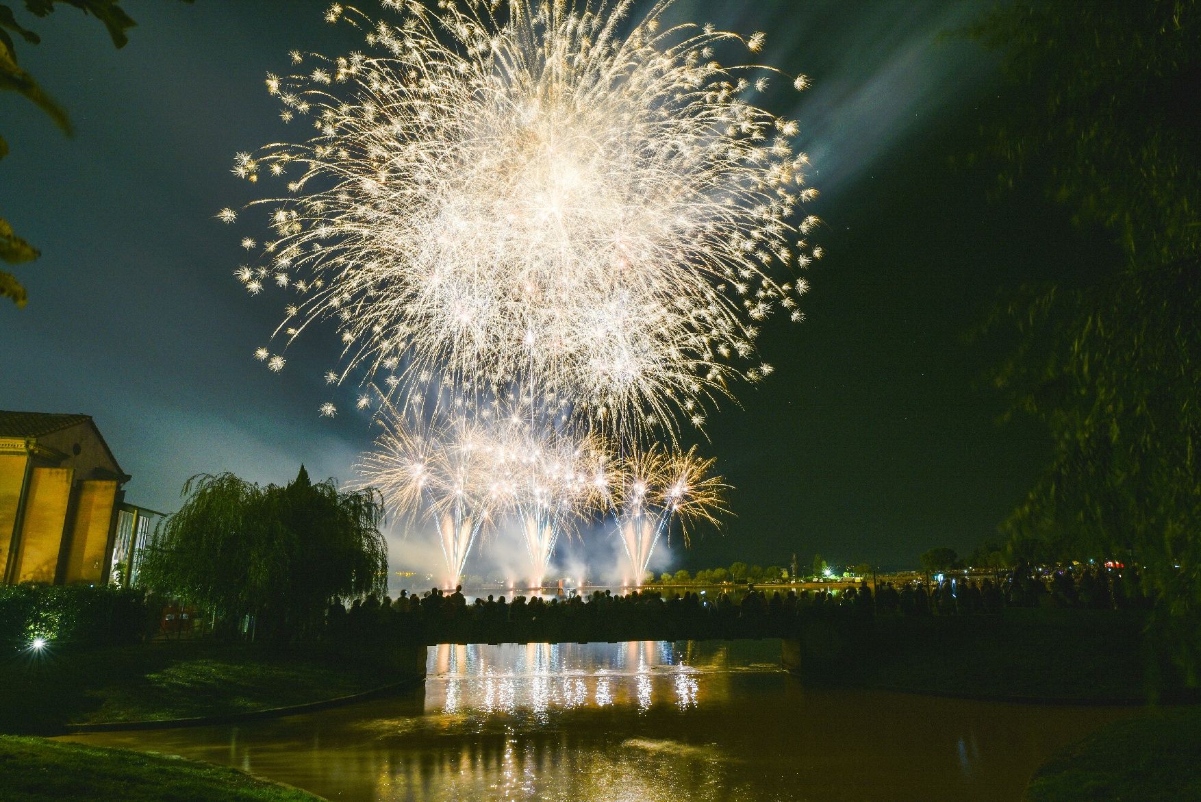 El Parc de l'Agulla s'omple per veure el Castell de Focs