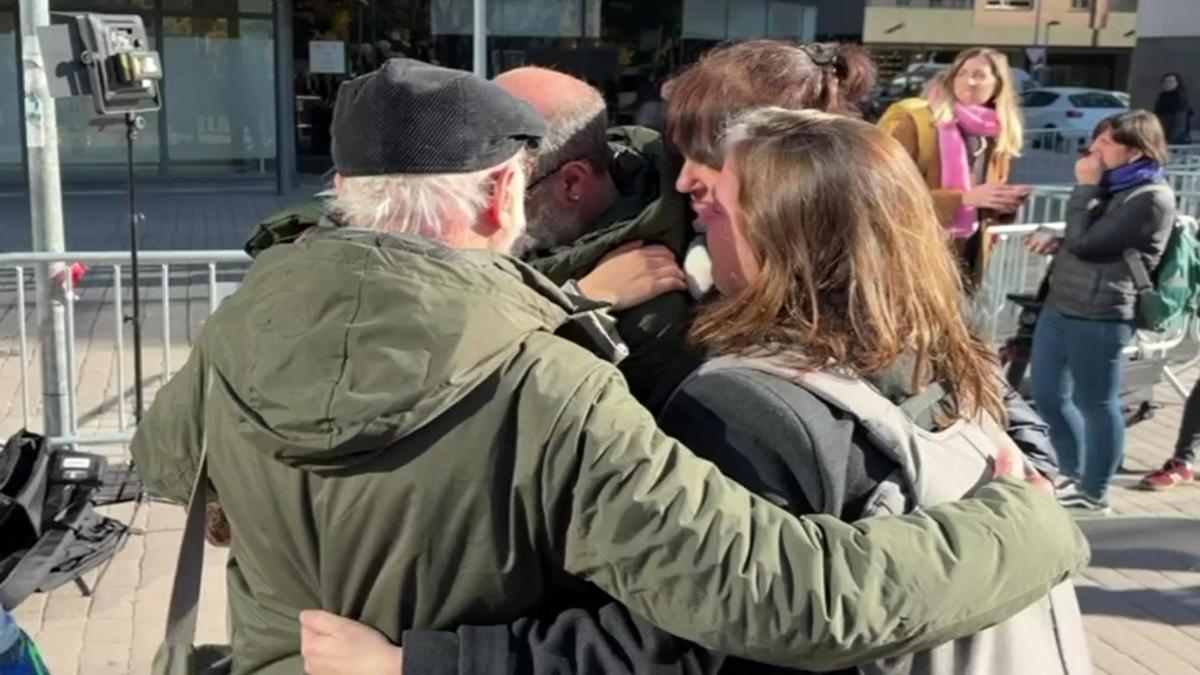La familia de Helena Jubany se abraza tras conocer la orden de prisión para Santi Laiglesia