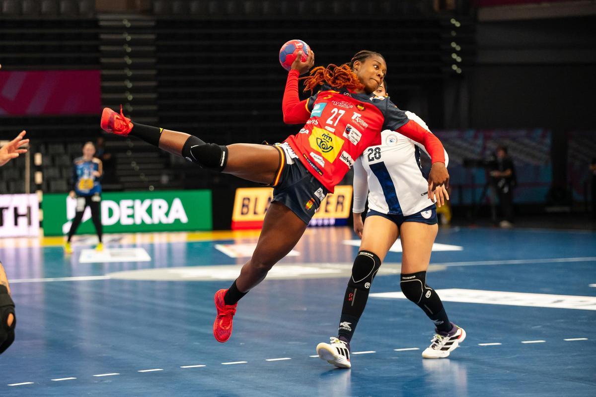 Danila So Delgado, en un partido con la selección española de balonmano.
