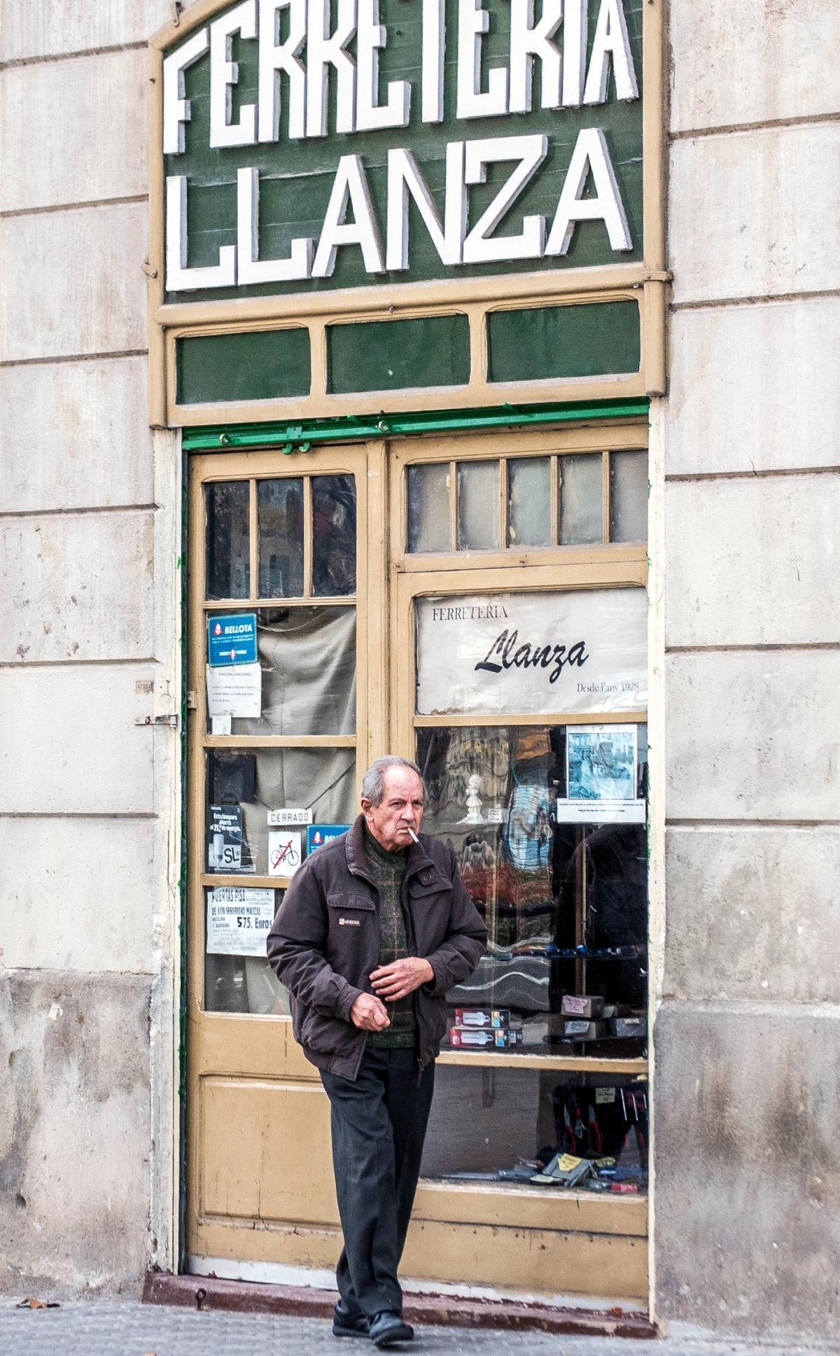 Exterior de la ferretería Llanza ubicada en Passeig Sant Joan, 61.