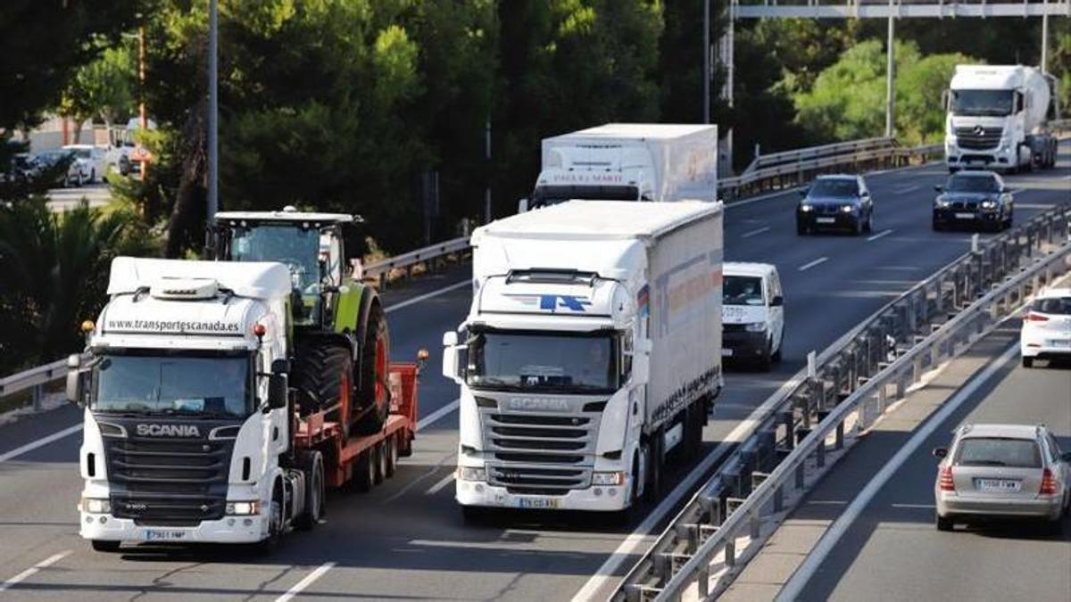 Camiones circulando por una autovía en la Regiónde Murcia.