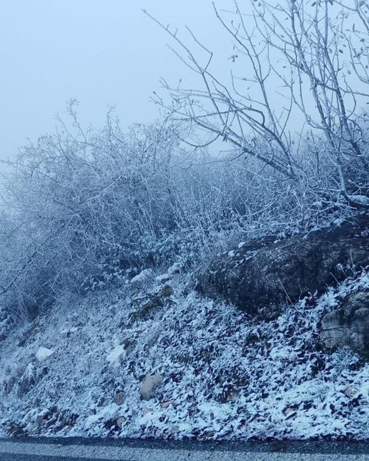 Nieve en la carretera de subida al santiario de la Virgen de la Sierra en Cabra.