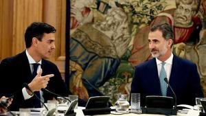 El presidente del Gobierno, Pedro Sánchez, y el Rey, durante la reunión del Consejo de Seguridad Nacional del pasado 16 de julio, en la Zarzuela.