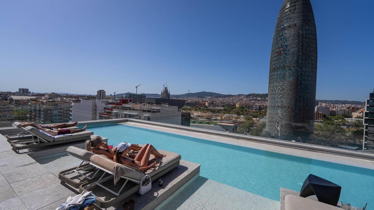 Una piscina en un hotel del Poblenou, en Barcelona.