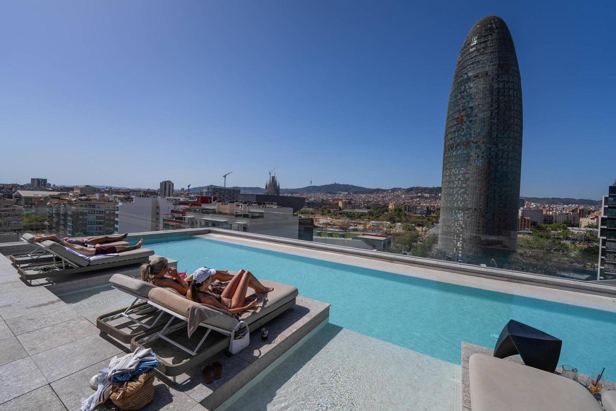 Una piscina en un hotel del Poblenou, en Barcelona.