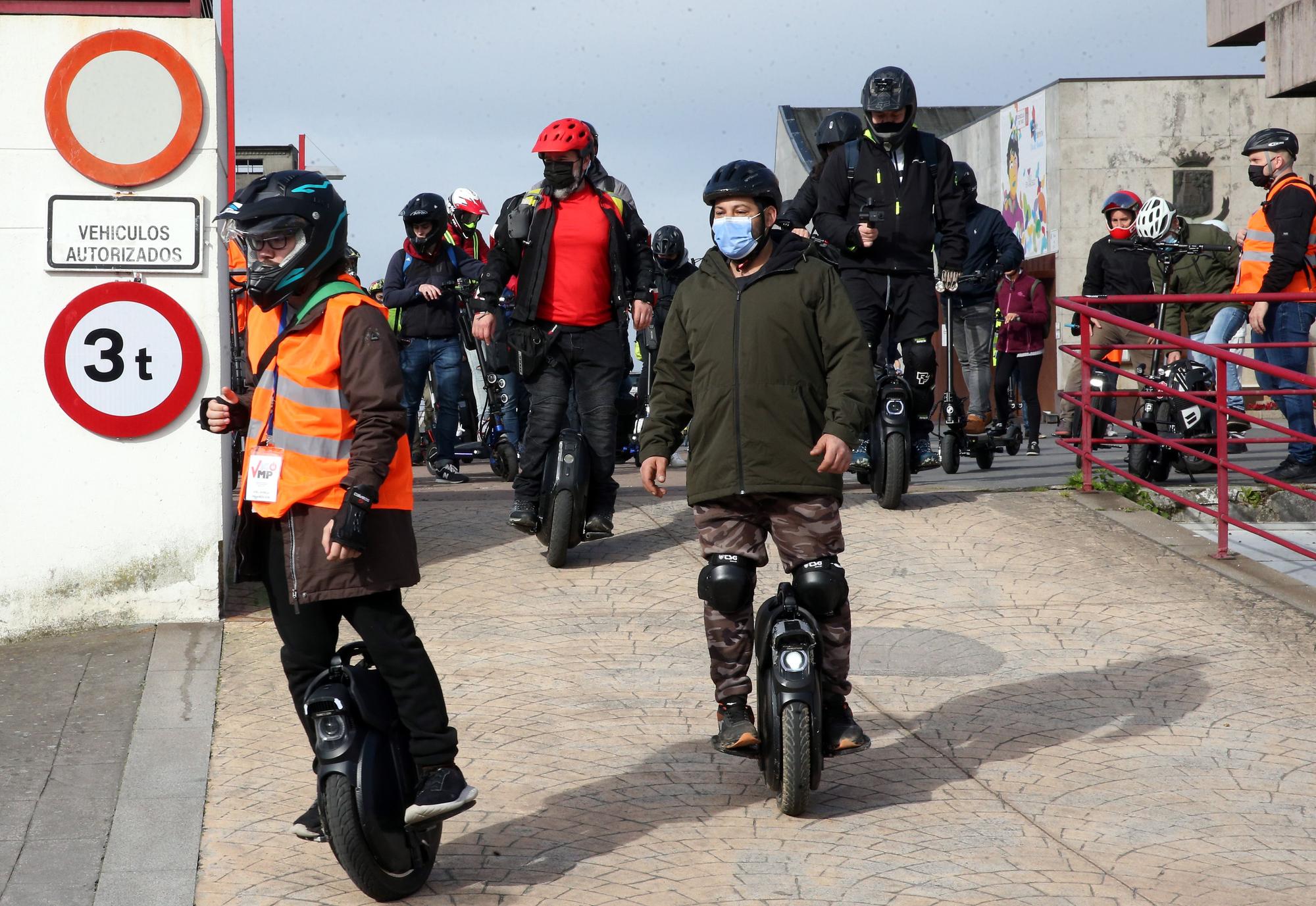 Medio centenar de personas se concentran en Vigo contra la "sobrerregulación" de Vehículos de Movilidad Personal