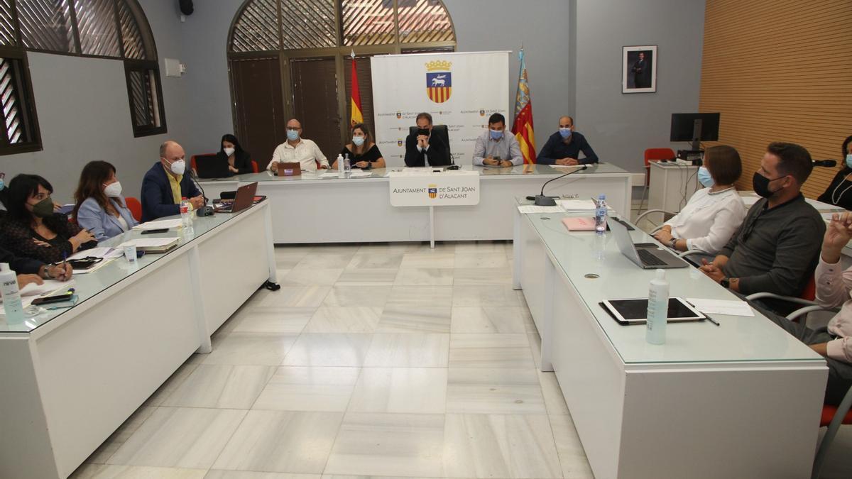 Sesión de pleno en el Ayuntamiento de Sant Joan.