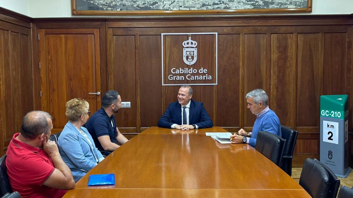 Un momento de la reunión celebrada por el consejero insular de Obras Públicas, Augusto Hidalgo, con los representantes vecinales de La Gavia y García Ruiz.