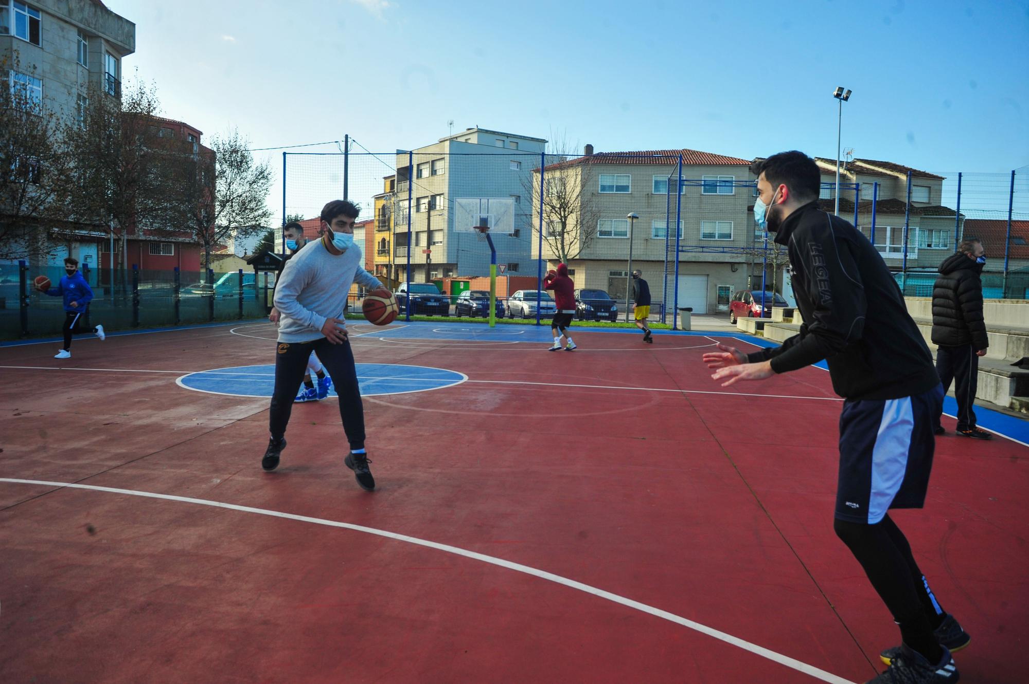 El Club Baloncesto O Meco entrena en la calle ante el cierre de las instalaciones deportivas municipales