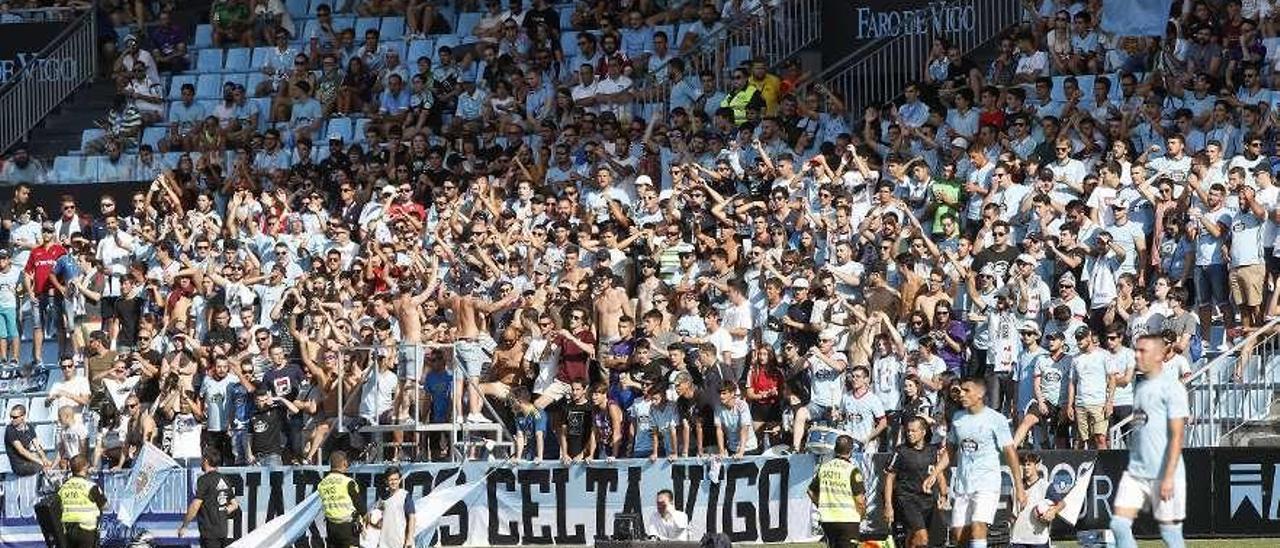 Los aficionados de la nueva grada de animación, durante el partido contra el Espanyol. // Marta G. Brea