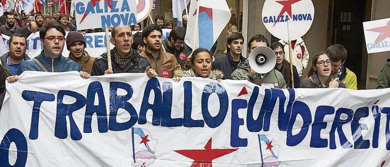 Jóvenes de Galiza Nova protestando en la calle por unos puestos de trabajo dignos. // Gustavo Santos