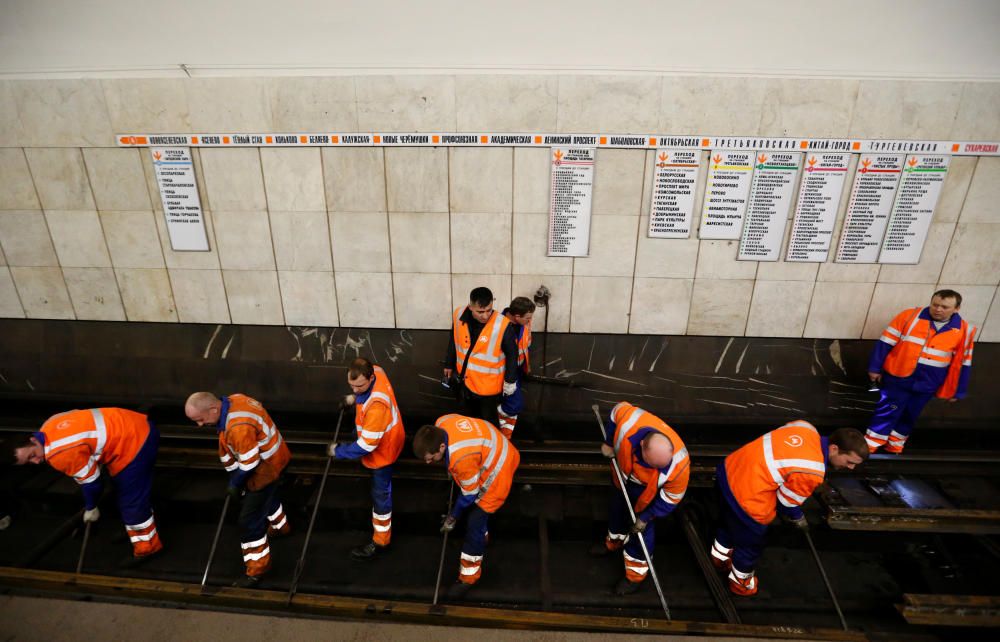 Empleats reparen la via fèrria a l'estació de metro Sukharevskaya