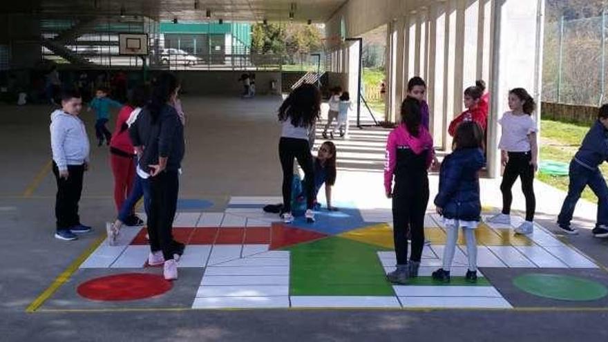 Grupo de escolares en una de las pistas de juegos pintadas en el suelo. // D.P.