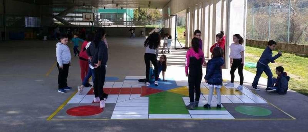 Grupo de escolares en una de las pistas de juegos pintadas en el suelo. // D.P.