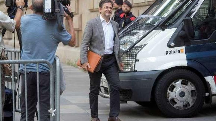 Oriol Pujol, a su llegada ayer a la Audiencia de Barcelona. // Efe