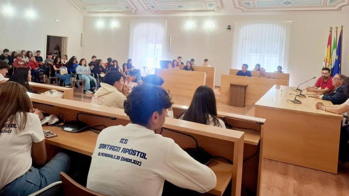 Visita de alumnos de Catarroja en el salón de plenos municipal.