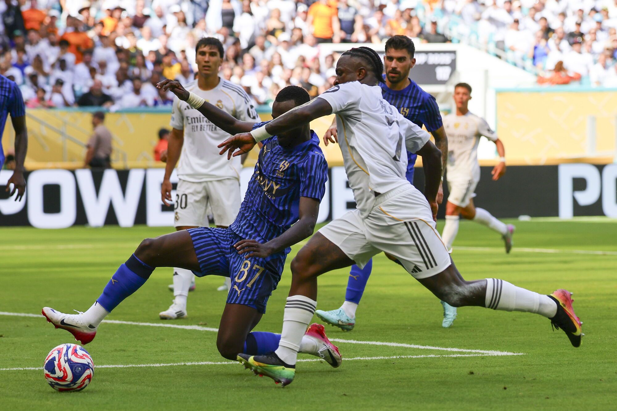 MIAMI (United States), 18/06/2025.- Hassan Altambakti of Al Hilal (L) in action against Vinicius Junior of Real Madrid (R) during the FIFA Club World Cup 2025 soccer match between Real Madrid and Al Hilal AC in Miami, Florida, USA, 18 June 2025. (Mundial de Fútbol) EFE/EPA/CRISTOBAL HERRERA-ULASHKEVICH