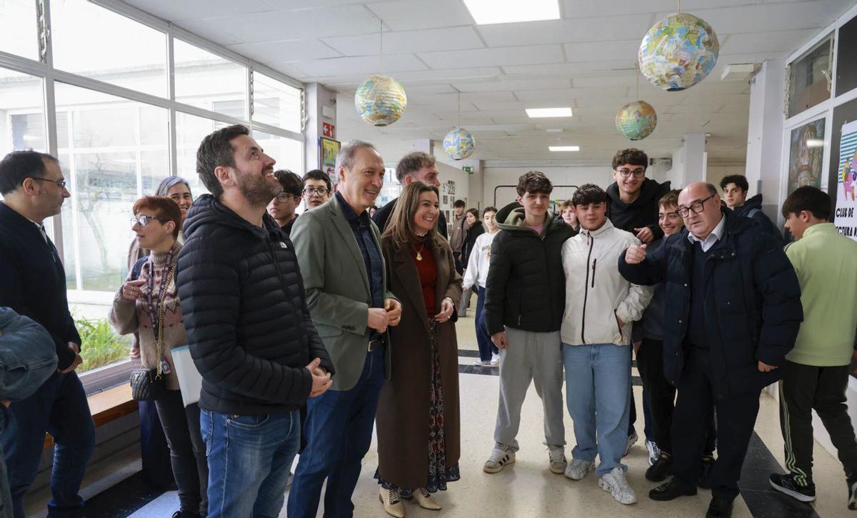 Reguera con otras autoridades, como el jefe de Educación y el alcalde durante su visita al Asorey. | IÑAKI ABELLA