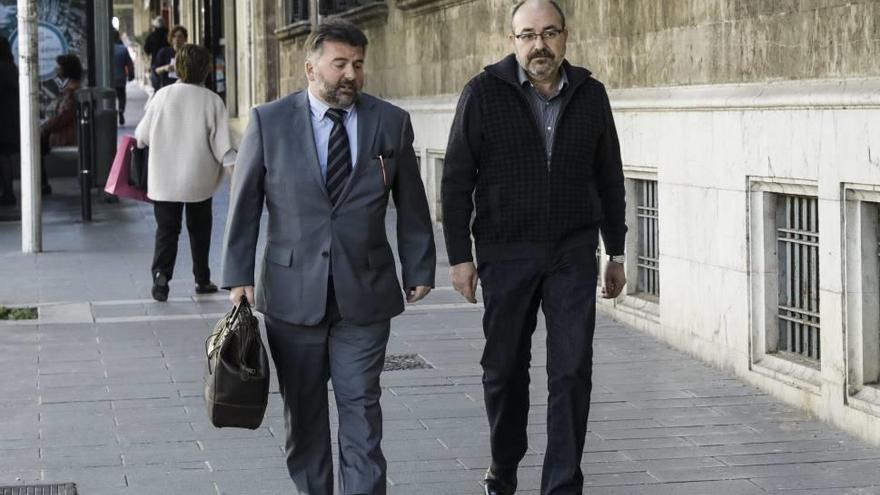 Pablo Escribá, derecha, y su abogado Santiago Fiol, en los juzgados de Vía Alemania