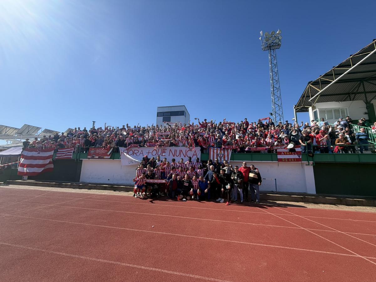 El Don Benito celebra la victoria en el derbi.