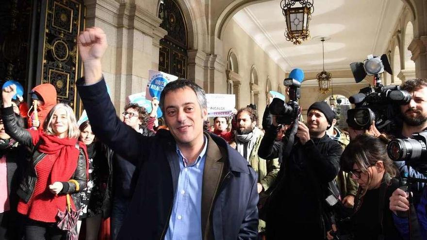 Xulio Ferreiro agradece el apoyo de simpatizantes de En Marea antes del pleno del sábado. // C. Pardellas