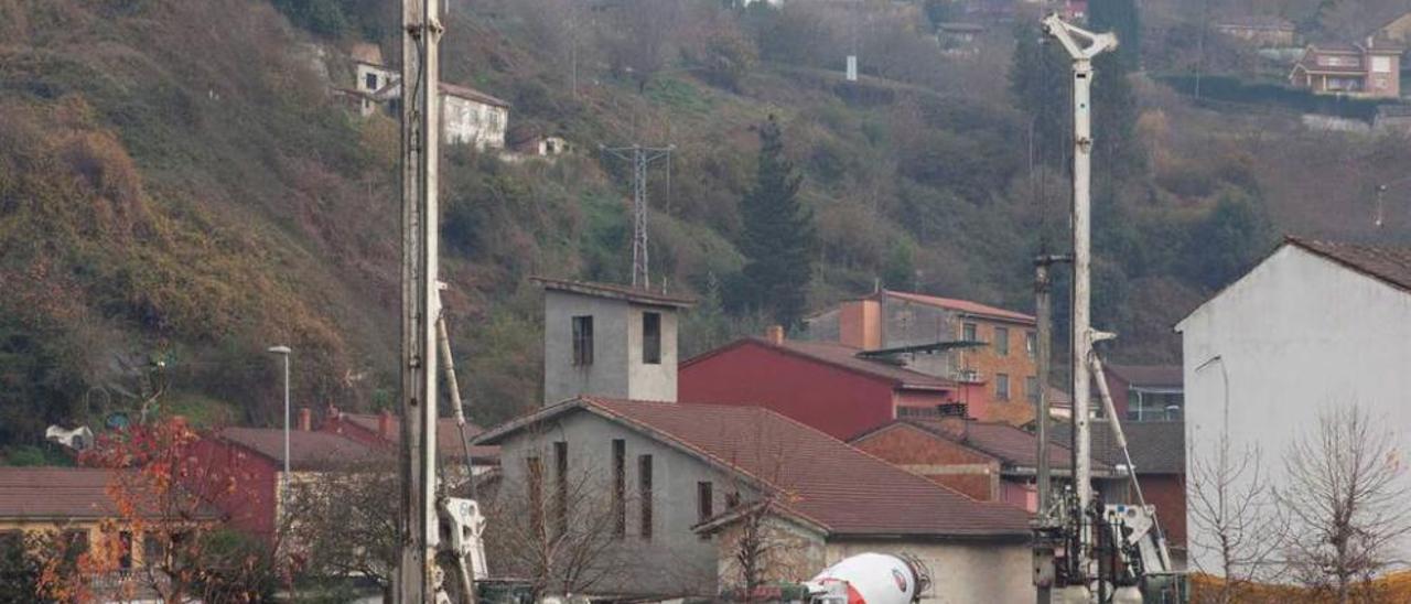 Dos máquinas colocan pilotes estructurales a la altura del barrio de El Puente.