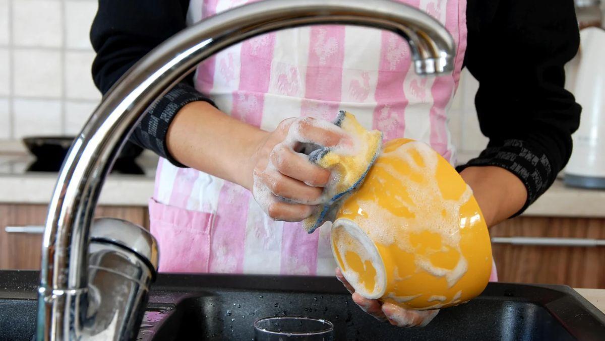 Lavar los platos es una tarea rutinaria, pero podría tener consecuencias inesperadas.