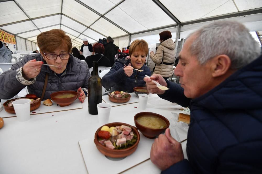 Fiestas gastronómicas en Pontevedra: Mourente se congrega alrededor de una taza de su caldo