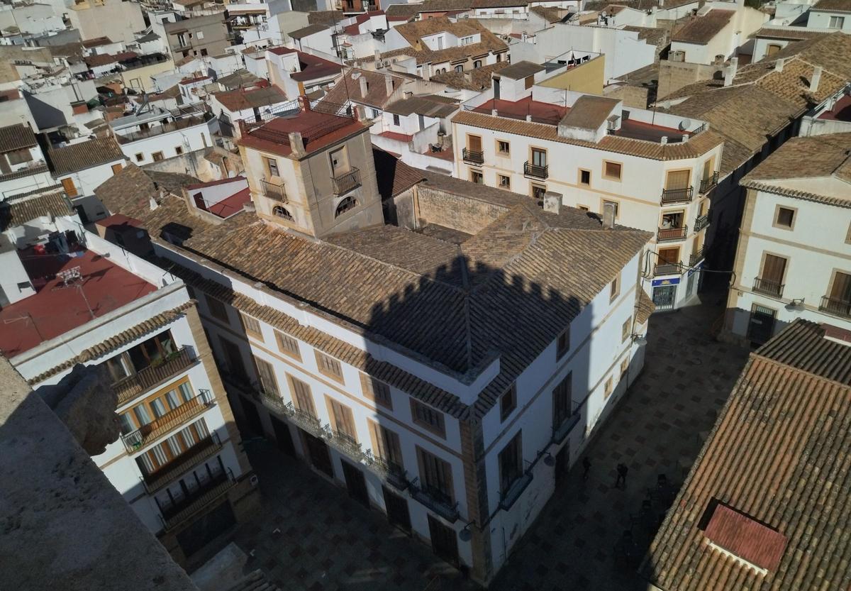 El color deslucido y amarillo de la torre antes de iniciarse la restauración