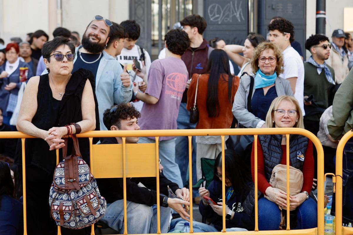 La plaza del Ayuntamiento, a reventar para la mascletà del viernes 13 de marzo: el sol dispara el ambiente fallero