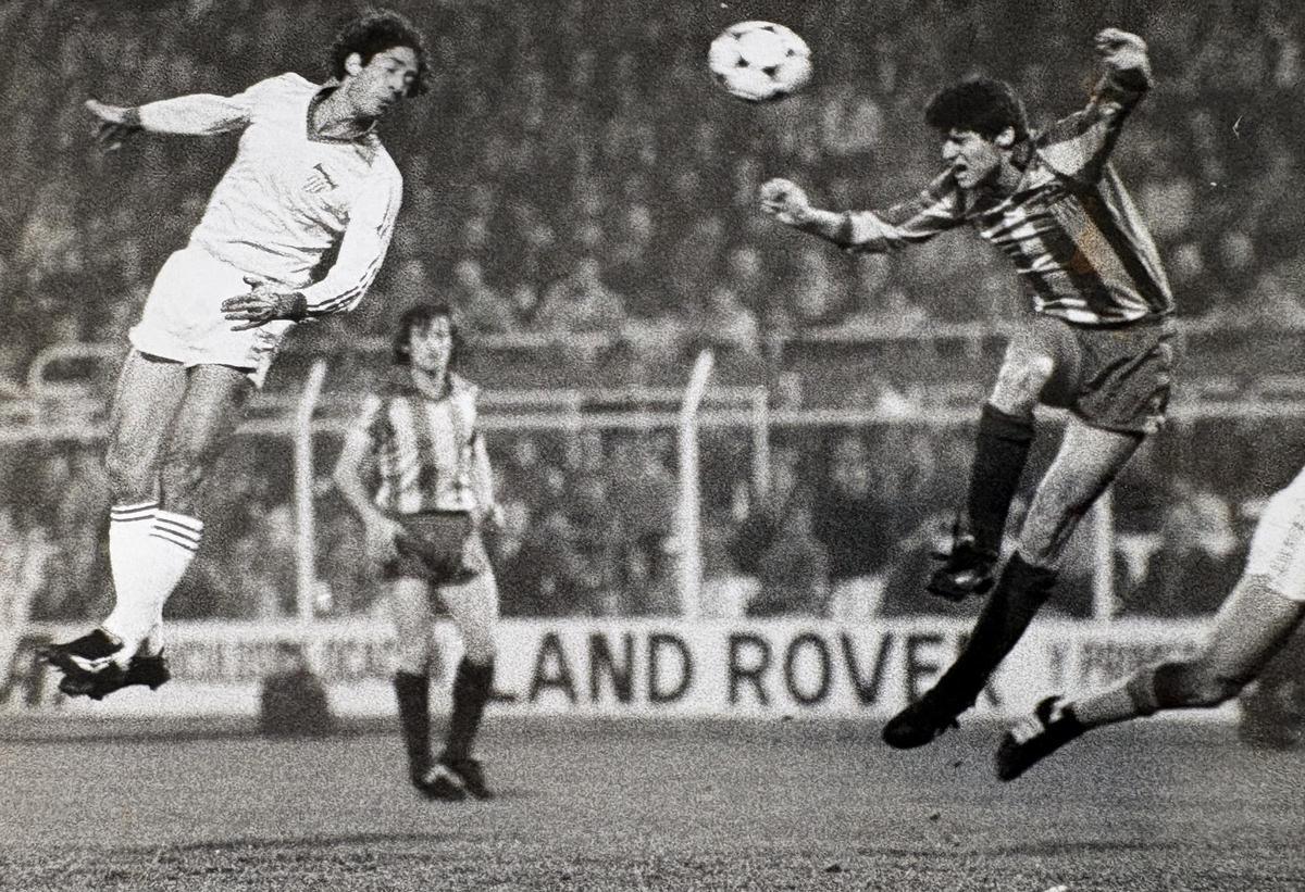 Tendillo y Saura en una imagen de un duelo celebrado en el Sánchez Pizjuán.