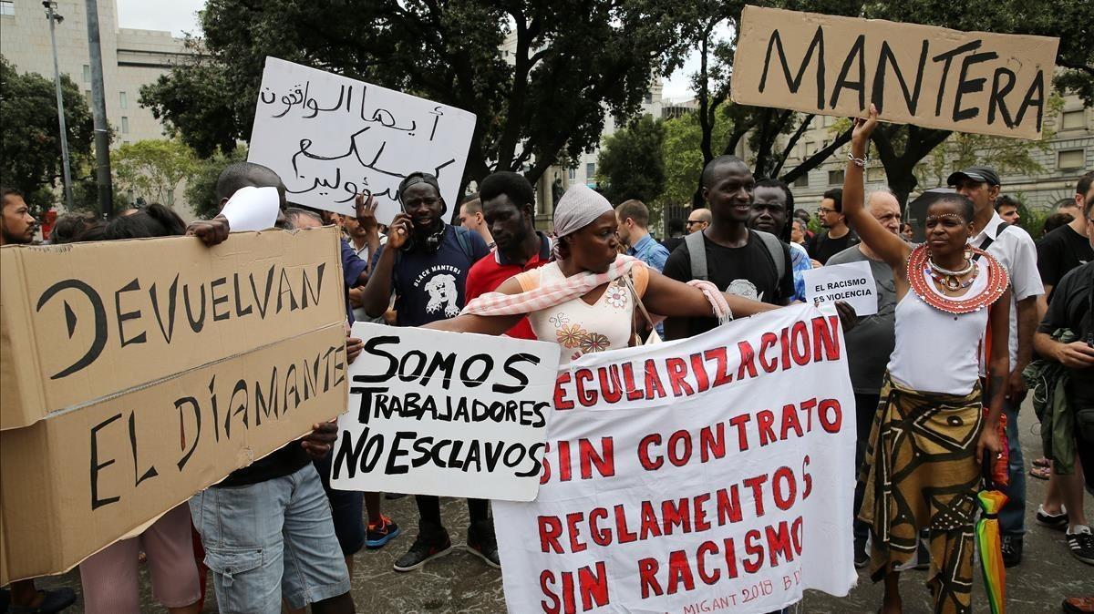 manteros protestan en plaza catalunya