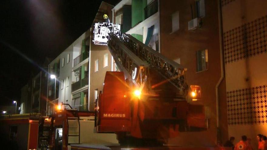 Un herido y 6 intoxicados en el incendio de un piso